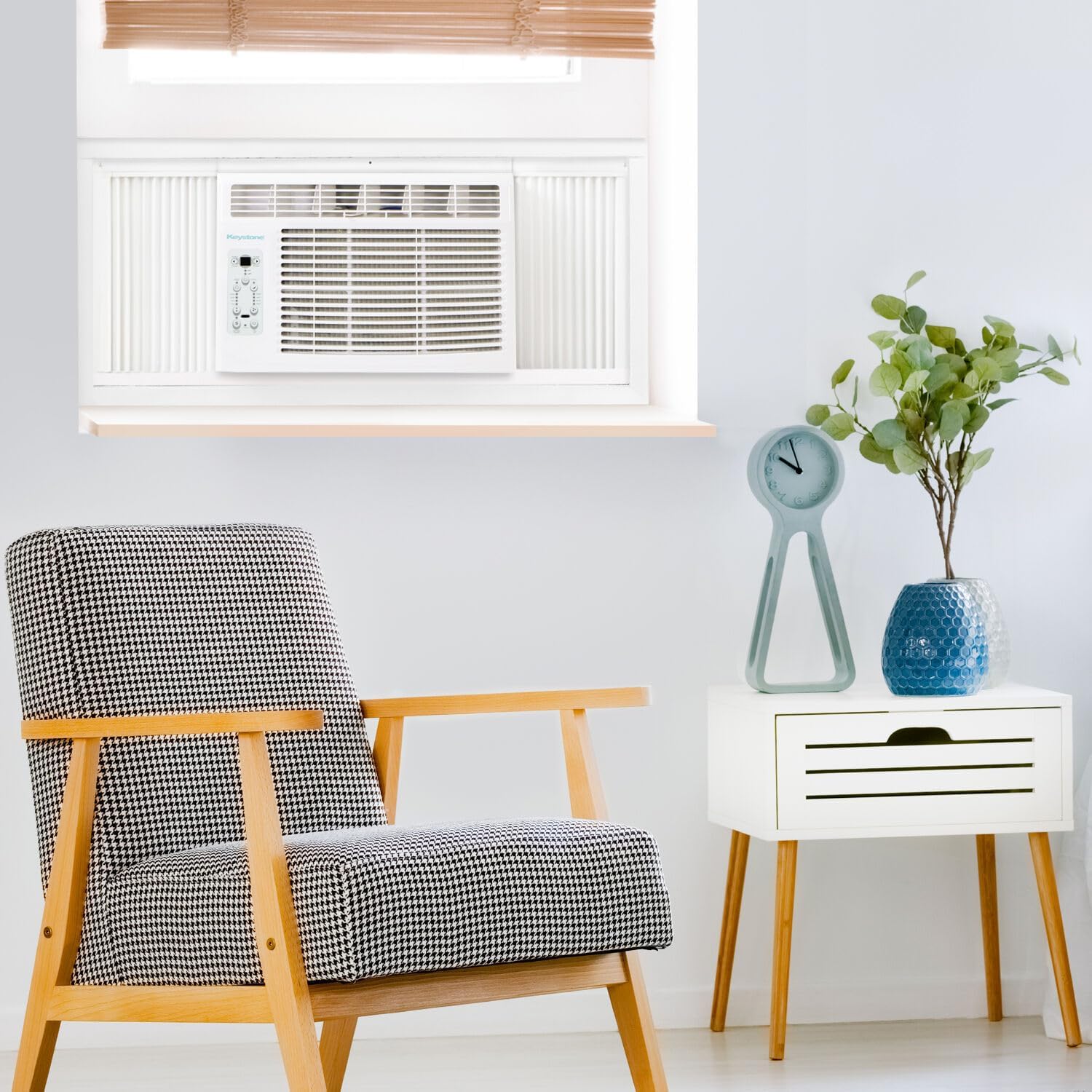 A 5000 calorie heating/cooling window air conditioner and dehumidifier, suitable for apartments, living rooms, bathrooms and small rooms with an area of no more than 150 square feet. The quiet window air conditioner is equipped with a remote control.